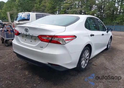 2018 Toyota Camry Le z USA, uszkodzony, nr VIN 4T1B11HK1JU523373